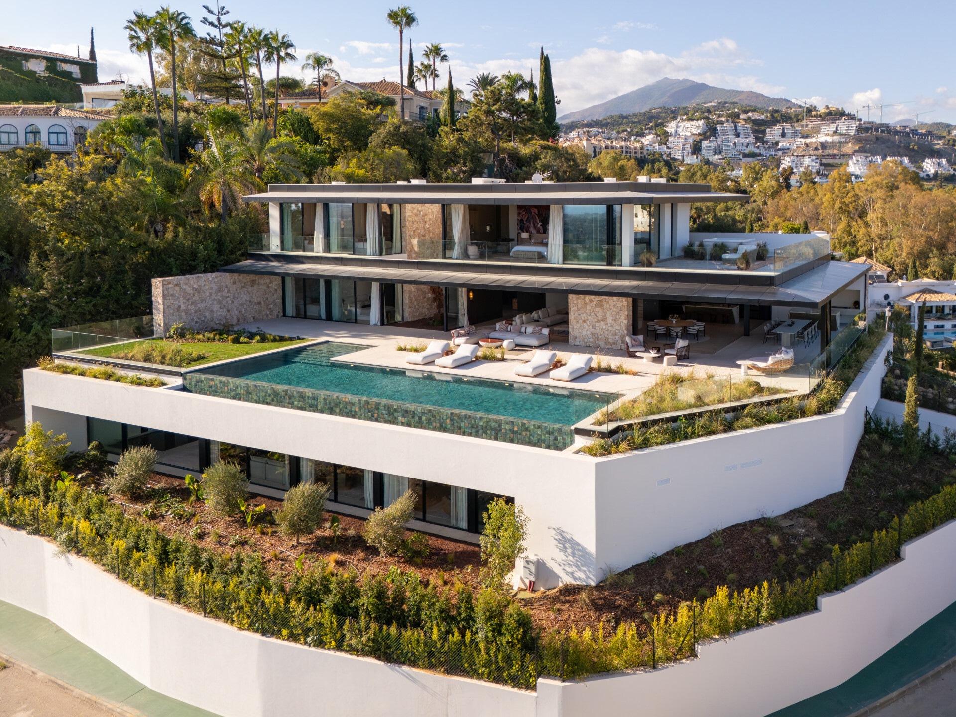 Marbella Luxury Villas 2026: Why High Net Worth Buyers Are Choosing Villas Over Penthouses